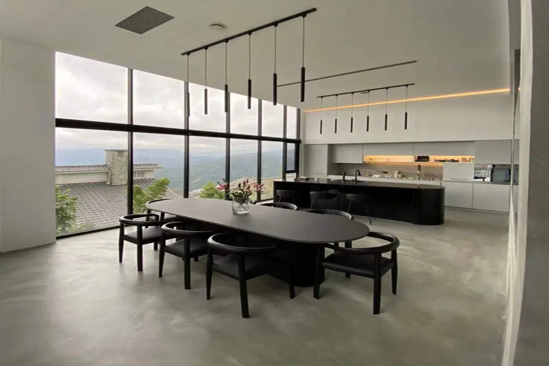 Cocina integrada en el salón con pavimento de microcemento. Cocina integrada en el salón con pavimento de microcemento.